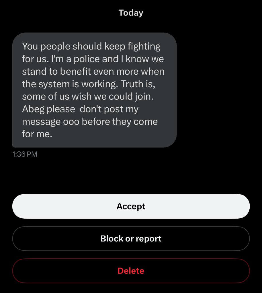 Sneakernyame's tweet photo. The lead of a Police officer 😞#OccupyJulorbiHouse https://t.co/qXmoErztQT
