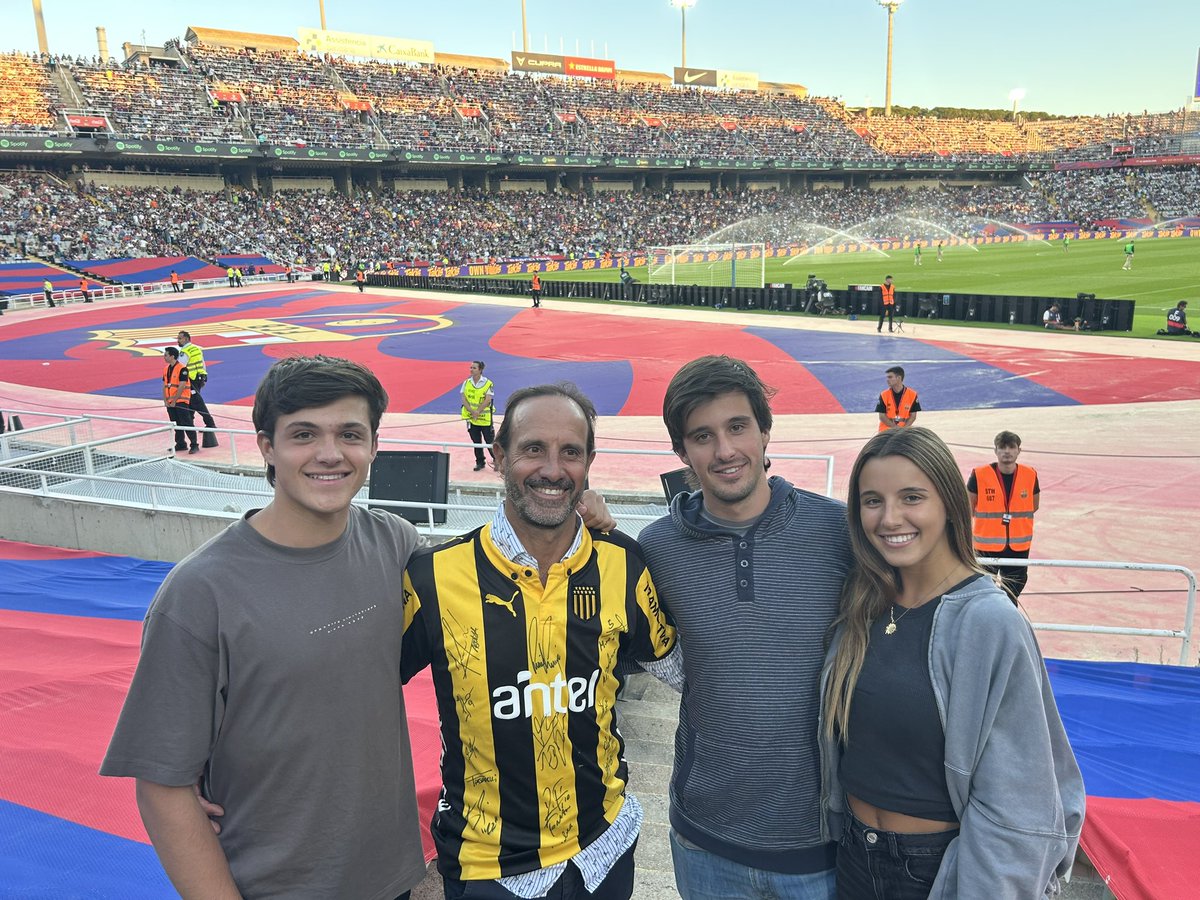 juanpdc's tweet photo. @CambeiroThiago Éramos 2!!!! Vamo arriba Peñarol!! https://t.co/z7W4IvXhiV