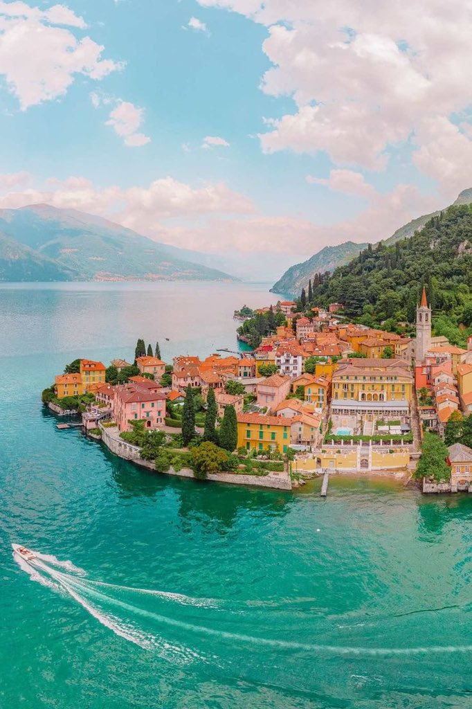 Lake Como: 🏞️ Italy's iconic lake where elegance and natural beauty merge.