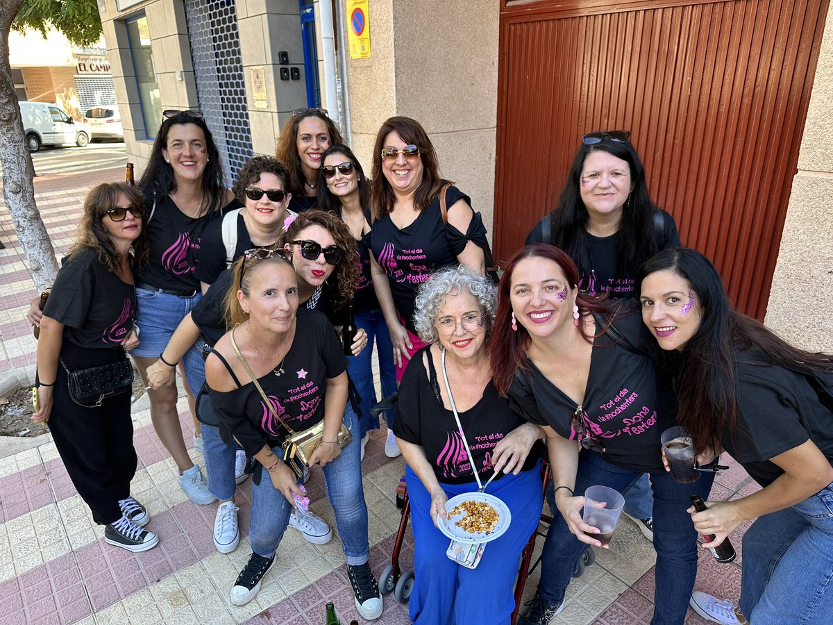 ElCampelloAyto's tweet photo. 🧍🏼♀️🌙⚔️Las mujeres de #ElCampello anuncian el inicio de las fiestas con una estruendosa, multitudinaria y divertida batucada #DonaFestera23 #MiC23 Tot el dia i la #nochentera @festesCampello Lee AQUÍ https://t.co/5aghbDxrOA https://t.co/nzdnKGCDaA