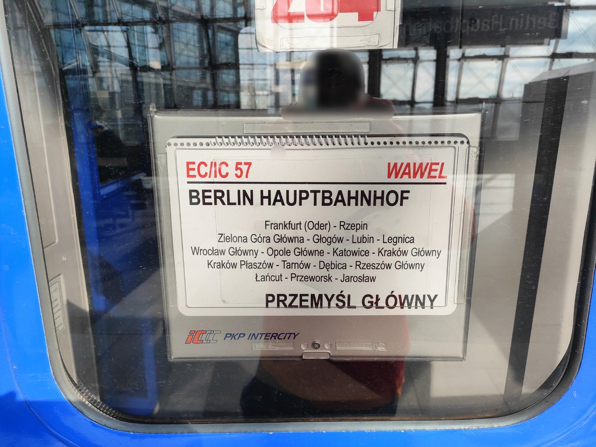 lejeunedutrain's tweet photo. Au vu du prix du billet acheté jeudi (@tgvinoui_esp risque de décédé), j'ai décidé faire un crochet par la Pologne avec l'#EC57 #IC57  "Wawel" opéré par @DB_Bahn et @PKPIntercityPDP de Berlín Hbf 🇩🇪 a Zielona Góra Główna 🇵🇱 (destination : Przemyśl Główny 🇵🇱). https://t.co/yfL58BZpHb