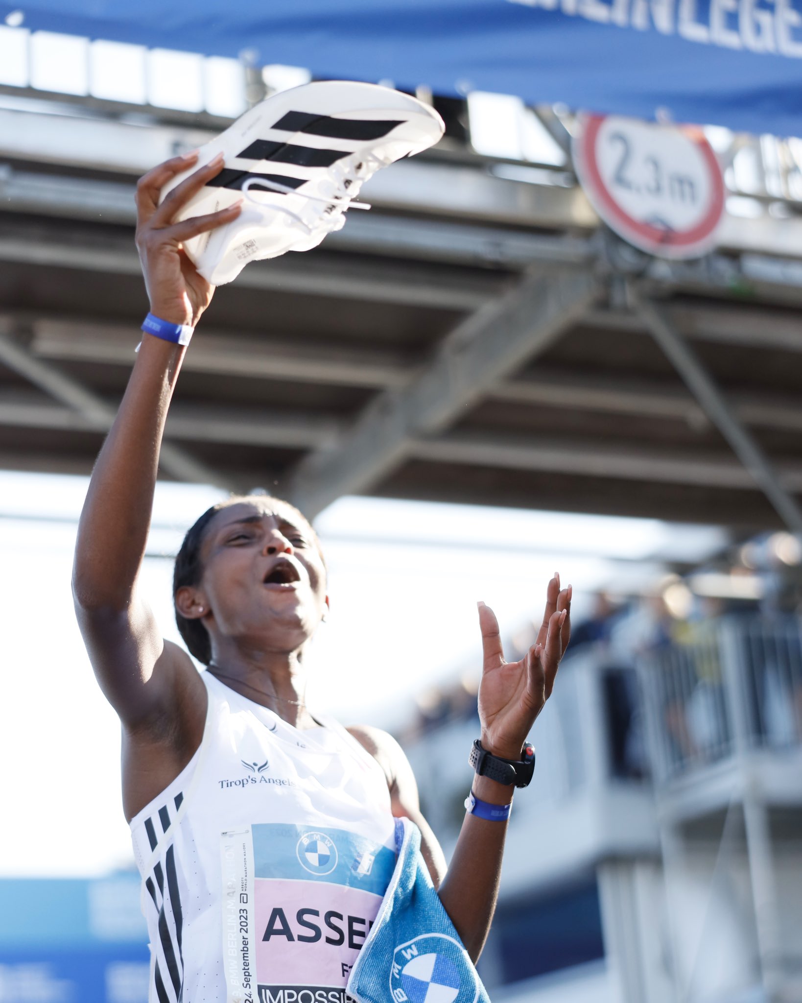 adidas Running on X: "NEW. WORLD. RECORD /// 2:11:53 🚨🔥 TIGIST ASSEFA 👏 🤯 Greatest female marathon runner EVER ⏱️ Destroys record by over two minutes ⚡ In our lightest and fastest