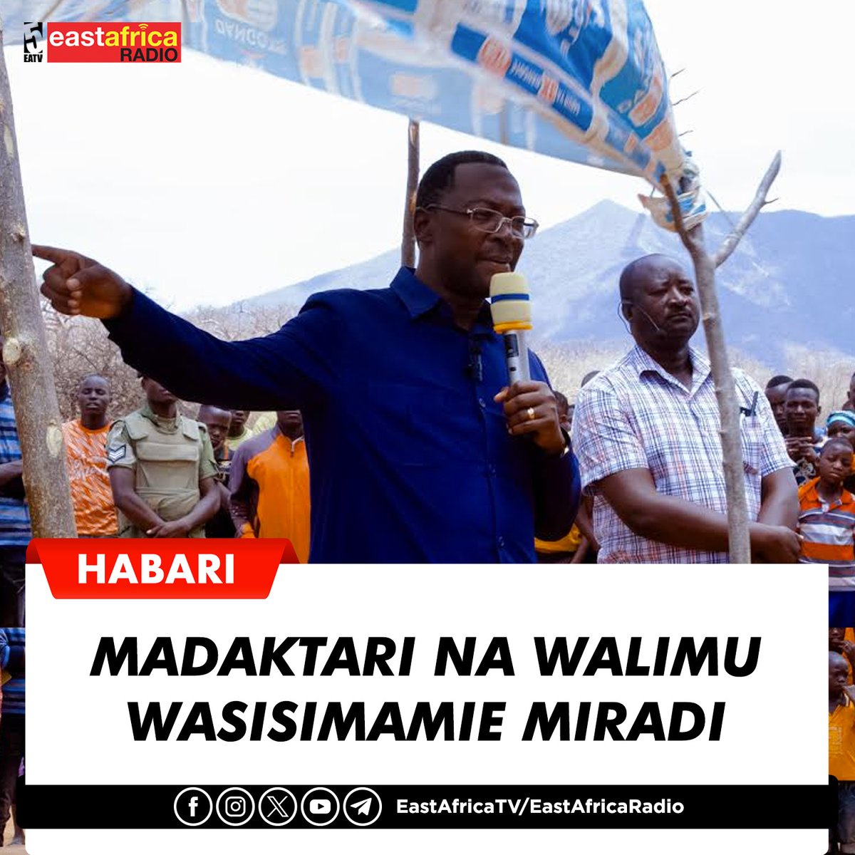 eastafricatv's tweet photo. #HABARI Waziri wa Nchi, Ofisi ya Rais Menejimenti ya Utumishi wa Umma na Utawala Bora, George Simbachawene, ametaka madaktari na walimu wasiwe wasimamizi wa miradi ya ujenzi inayotekelezwa katika maeneo yao ya kazi huku akisisitiza kuwa sio taaluma yao na ni matumizi mabaya ya rasilimali watu.

 Badala yake, ameutaka Uongozi wa Halmashauri zote nchini  hususan Halmashauri ya  Mpwapwa kuhakikisha inaachana utaratibu huo, iajiri wataalam wa fani ya ujenzi kwa ajili ya kusimamia miradi yote itakayokuwa ikitekelezwa katika Halmashauri hiyo ili iwe ya  viwango vya ubora kama ambavyo baadhi ya  Halmashauri zingine zinafanya.

 "Kwa sasa majengo yetu yanajengwa na walimu na madaktari na badala ya kujengwa na  wahandisi wa ujenzi, hili halikubaliki hata kidogo," amesititiza Mhe.Simbachawene

Amefafanua kuwa walimu au madaktari wanaosimamia miradi hiyo ya ujenzi sio kwamba ni wabadhirifu lakini kwa kuwa sio taaluma yao hivyo ni vigumu kuona na hata kushauri pale ujenzi unapojengwa chini ya kiwango.

#EastAfricaTV