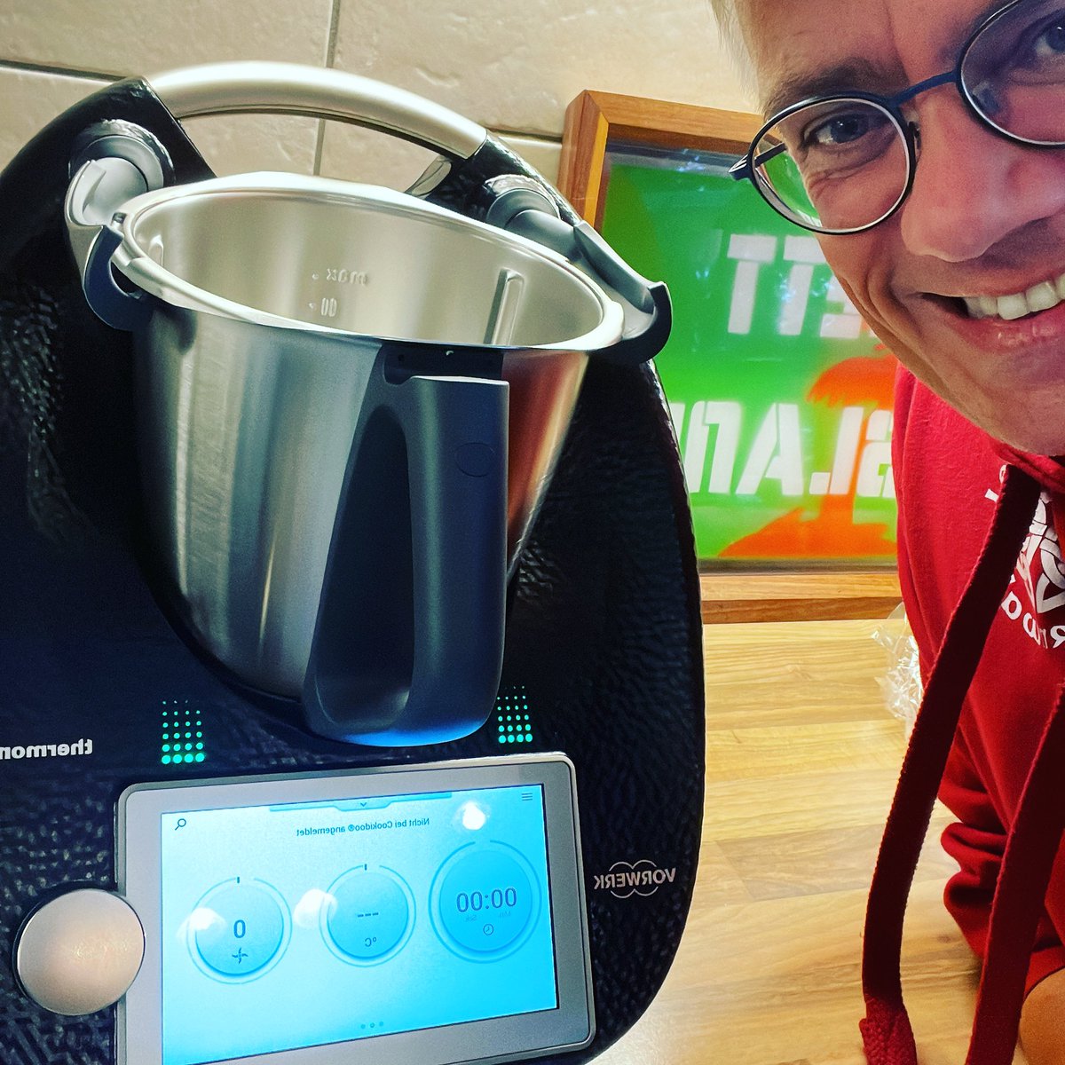 McBurn's tweet photo. Da isser endlich!! 
Der #Thermomix #TM6 im Diamant-Schwarz 😍 

#verliebt #ZettIsland #hellofresh #hellofreshde #hellofreshdeutschland https://t.co/9zQmLvG1t6