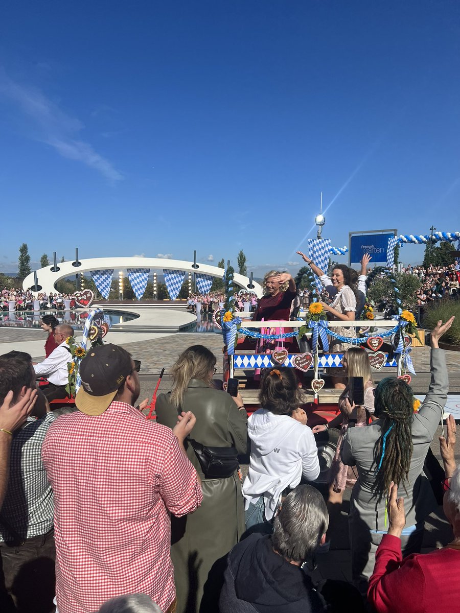 DiePARTEIffm's tweet photo. Uns ist es gelungen, 200 PARTEI-Menschen reinzuschmuggeln. #MainzAlaaf #Fernsehgarten #Oktoberfest aaaaaaaber #Alkoholverbot @ZDF https://t.co/nSQwwd18uz