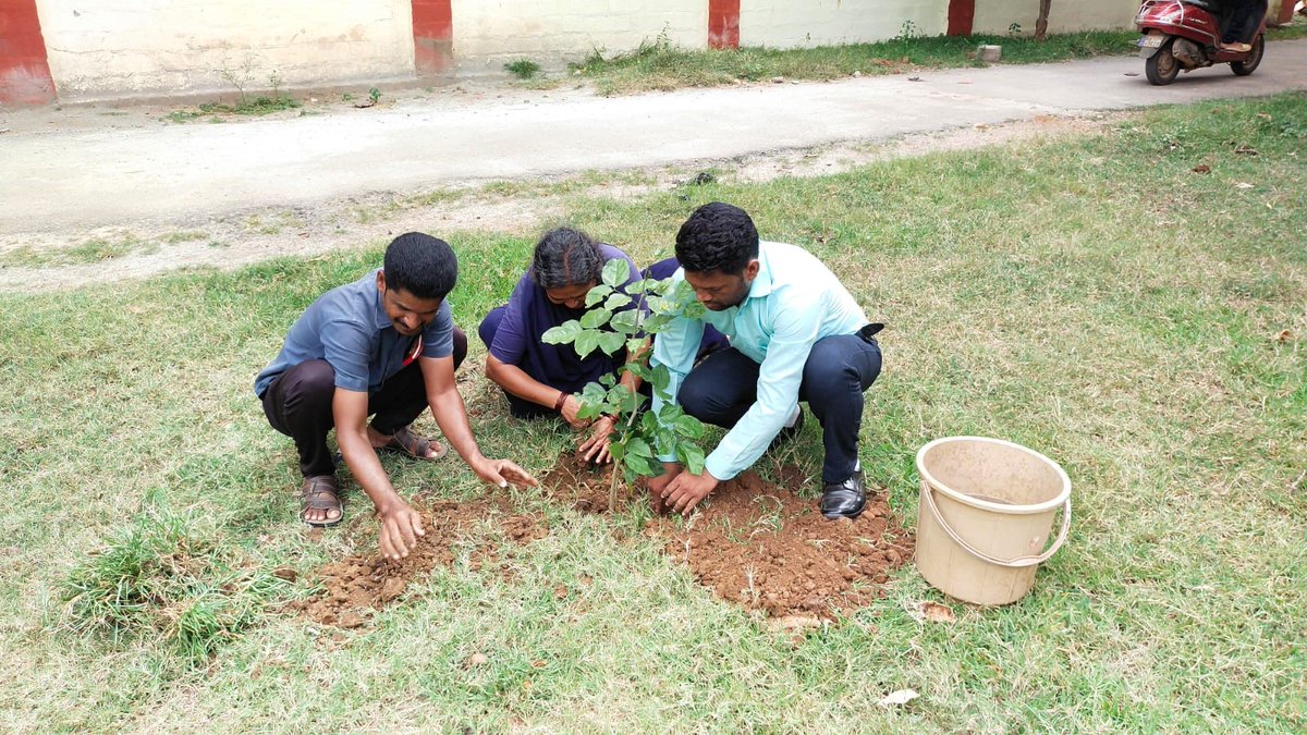 As part of #SwachhtaPakhwara tree plantation was organised at Railway Hospital, Mysuru and Harihar 
#SwachhataHiSewa #swachhatapakhwara  #SHS2023
#SpecialCampaign3.0
@SwachhBharatGov @PIBBengaluru @DARPG_GoI