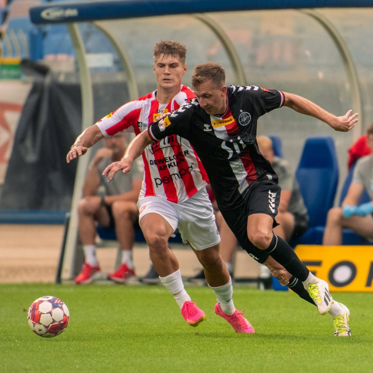 cwksresoviapl's tweet photo. Zdjęcia z wczorajszej potyczki przeciwko @polonia1911 📸⚽

Pełna fotorelacja #RESPOL 👇
https://t.co/ucu4JheDdk

@_1liga_ @PodkarpacieLIVE @Nowiny24Pl @RadioSN_NEWS @RadioRzeszow @miasto_rzeszow https://t.co/jX0LuRVUHA
