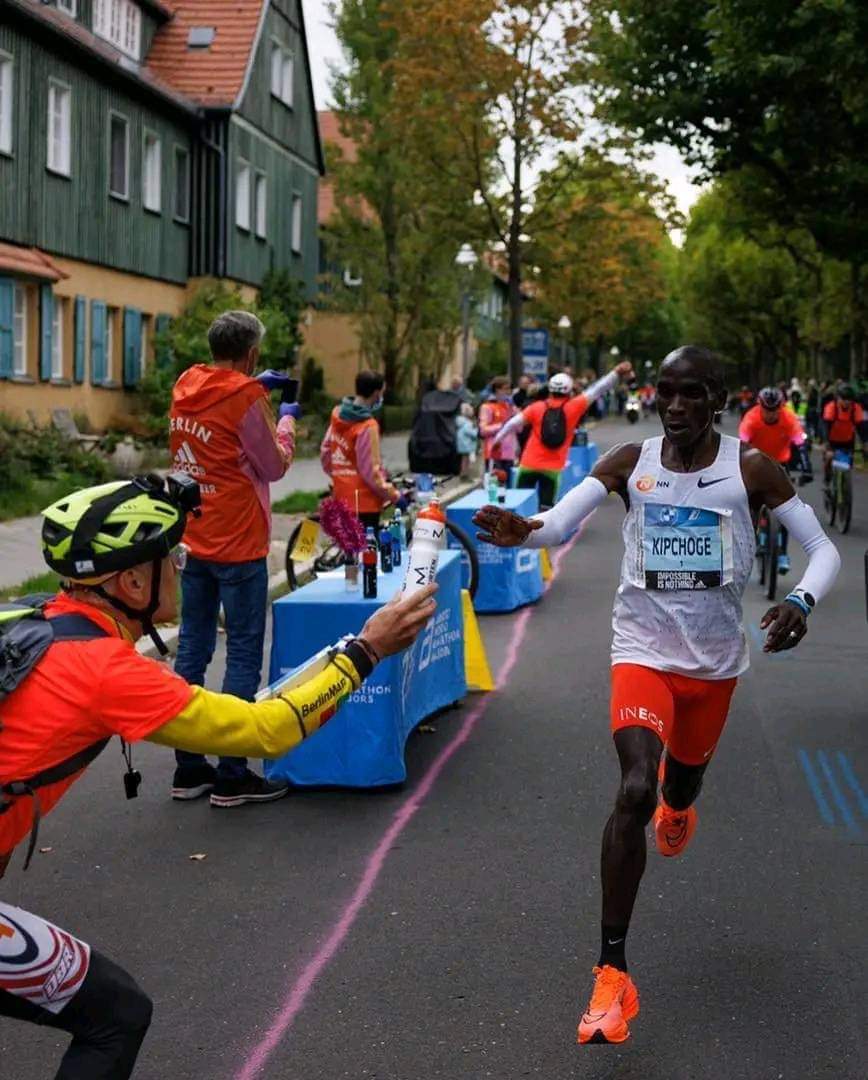 AfricaRevisited's tweet image. The Goat Himself! Congratulations Eliud Kipchoge for making Kenya and Africa proud in Berlin Marathon. 

Congratulations Eliud Kipchoge World record BREAKING NEWS Brian Chira Eldoret champions Cherargei Ethiopia Ghana kibaki President William Ruto Alice Wahome kibe Van persie