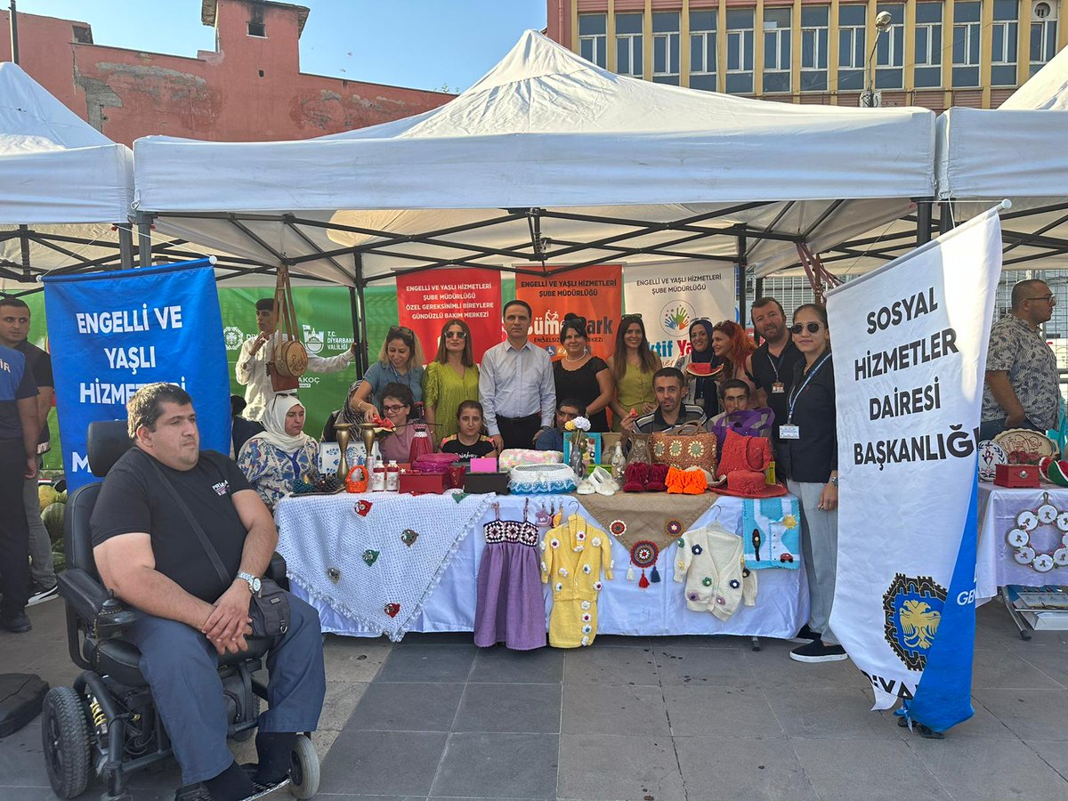 İlimizde gerçekleşen 13. Karpuz festivali kapsamında Diyarbakır büyükşehir belediyesi sosyal hizmetler dairesi başkanlığı engelli ve yaşlı hizmetleri şube müdürlüğü olarak sümer park engelsiz yaşam merkezindeki kurslarda öğrencilerimizin yapmış olduğu ürünleri sergiledik.
