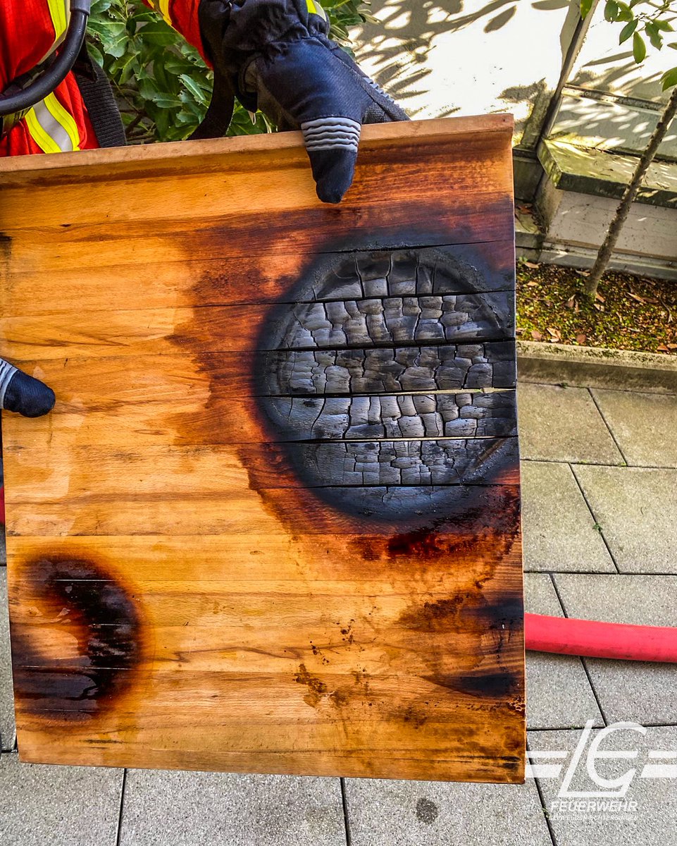 FeuerwehrLE's tweet photo. Während wir einen Brandmelderalarm abarbeiteten, wurden weiter Kräfte aus Leinfelden, Echterdingen und Stetten zu einem Küchenbrand alarmiert. Durch unser schnelles Eingreifen konnte der Entstehungsbrand schnell gelöscht und weit größere Schaden verhindert werden. 

#WirFürLE ^cz https://t.co/qEa64bU3Fw
