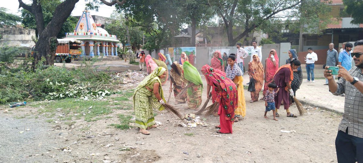સ્વચ્છ ભારત મિશન(ગ્રા) અંતગર્ત ગીર સોમનાથ જિલ્લાના ઉના તાલુકામાં "સ્વચ્છતા હી સેવા" ગાર્બેજ ફ્રી ઈન્ડિયા કાર્યક્રમ યોજવામાં આવેલ.
#SHS2023 
#SBMGrameen 
#GarbageFreeIndia 
#SwachhtaHiSeva 
<a href="/SwachhBharatGov/">Swachh Bharat Urban</a> 
<a href="/swachhbharat/">Swachh Bharat Mission - Grameen</a> 
<a href="/PMOIndia/">PMO India</a> 
<a href="/CMOGuj/">CMO Gujarat</a> 
<a href="/SBMR_Gujarat/">Swachh Bharat Mission- Gramin, Gujarat</a> 
<a href="/DdoGirsomnath/">District panchayat Gir Somnath</a>