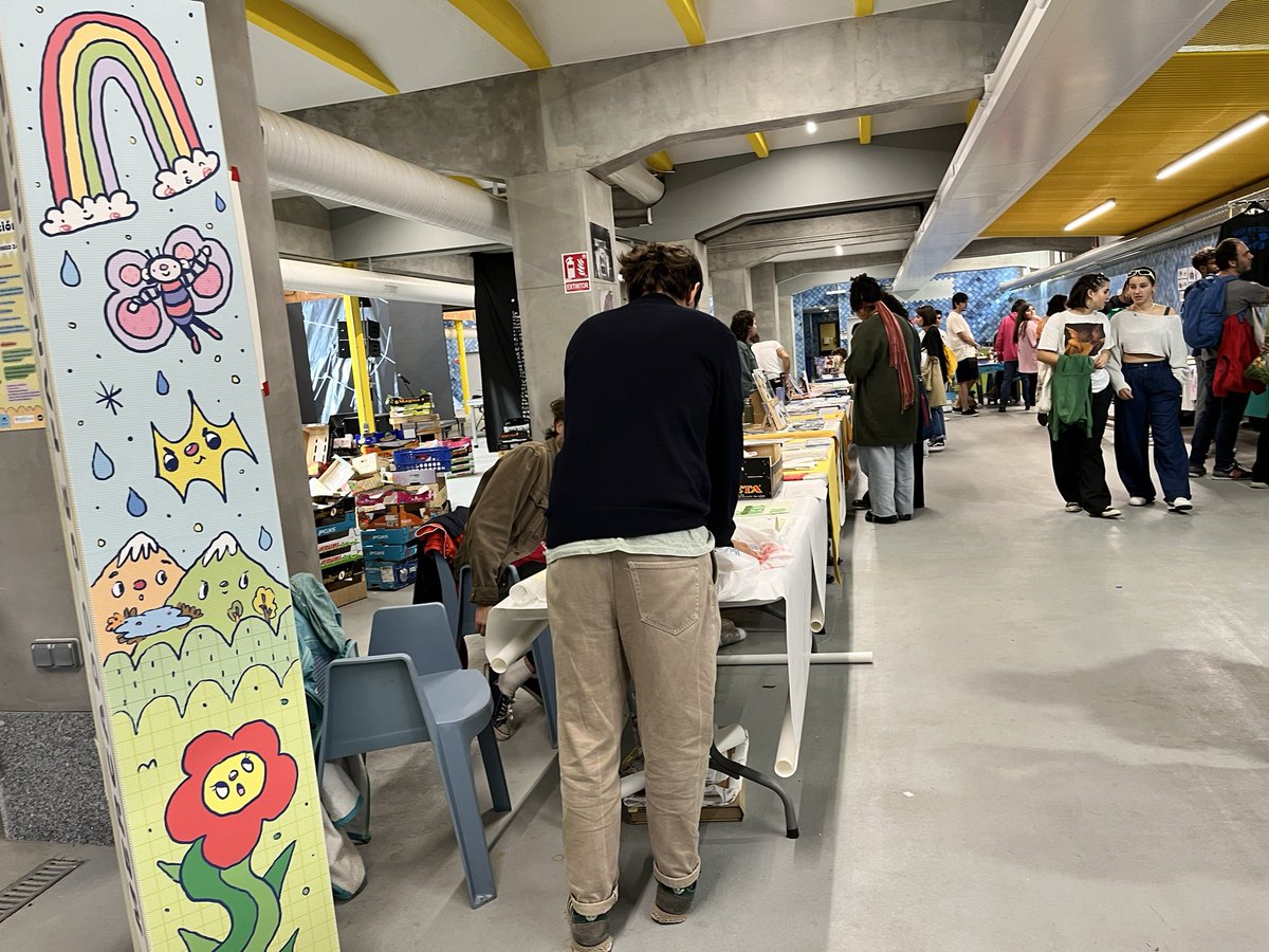 punto_gal's tweet image. Comezamos o segundo día do vaiavaia.gal. Hoxe domingo no soto do mercado de abastos de Lugo, ata as 20h. Co apoio de @punto_gal #dominio #puntogal