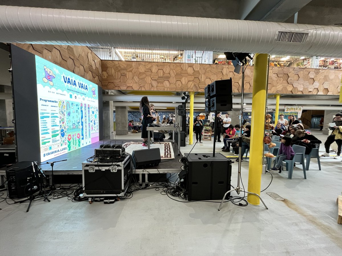 punto_gal's tweet image. Comezamos o segundo día do vaiavaia.gal. Hoxe domingo no soto do mercado de abastos de Lugo, ata as 20h. Co apoio de @punto_gal #dominio #puntogal