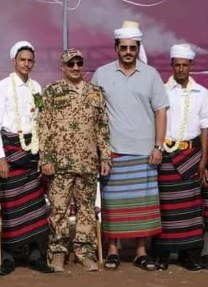 الف الف مبروك لكل عروس وعروسه وجمع الله بينهماعلى خير وبارك الله لهم والف بين قلوبهم وعلا راسهم عفاش والدالعميدطارق محمدعبدالله صالح وحفض الله الفندم واسفيرورجل العملاق الطاهراحمدعلي عبدالله صالح والفندم يحي والفندم خالدوالفندم عمار وكل ال بيت عفاش الزعيم الأصيل والحكيم والشجاع