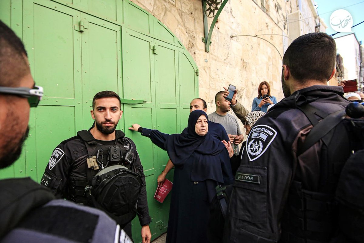 ilysomarck's tweet photo. Photos show the Israeli forces and settlers' attacks against Palestinian worshipers near Al-Aqsa's Al-Silsila gate in the old city of occupied Al-Quds.#AlAqsaYells #SunWillRise #baikberisik #smart171 https://t.co/ZzS1AvWWJ1