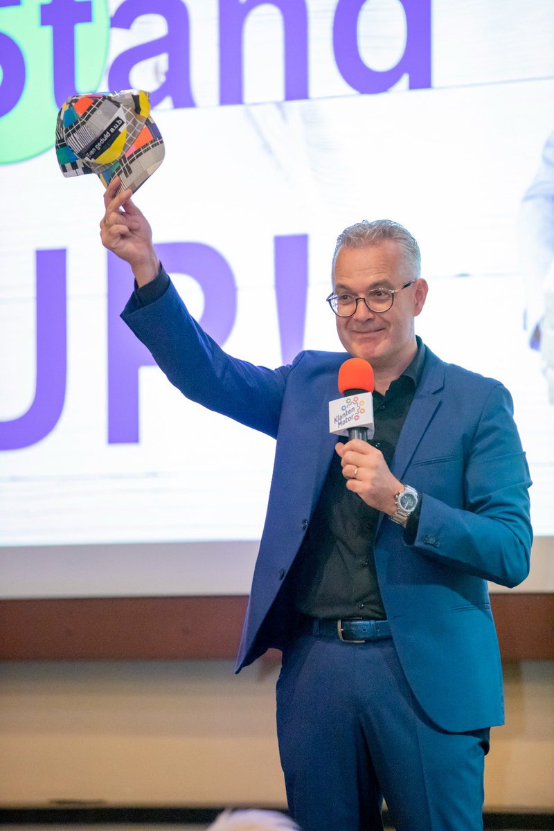 TIP! Versterk je lichaamstaal! Het is belangrijk om je niet alleen bewust te zijn van jouw boodschap, maar ook van je lichaamshouding. Hoe zit je? Hoe sta je? Daarmee maak je het echte verschil. Interessant? Kom dan naar het ondernemers-event KlantenMotor. toppresentaties.nl/hoe-krijg-ik-m…