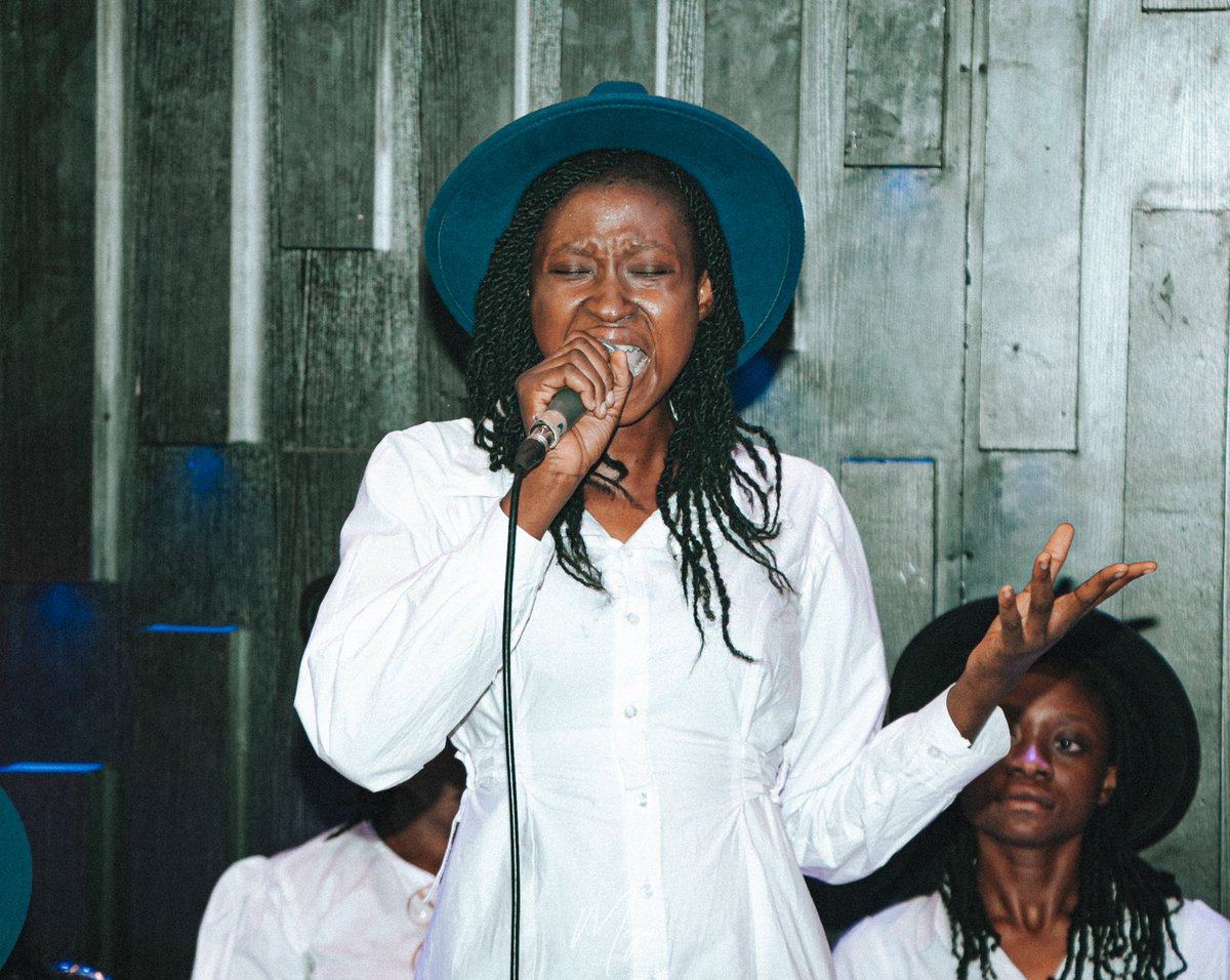 ressonotes's tweet photo. Woow...
Ressonotes Homecoming concert is 7 days today. Such wonderful memories we created.

Here are shots from @ezimamafoundation effortlessly singing "Fill my cup Lord". She was so smooth that it felt like oil on our skin and medicine to our soul. 

Watch on our YouTube Channel https://t.co/DXU85tsoDs
