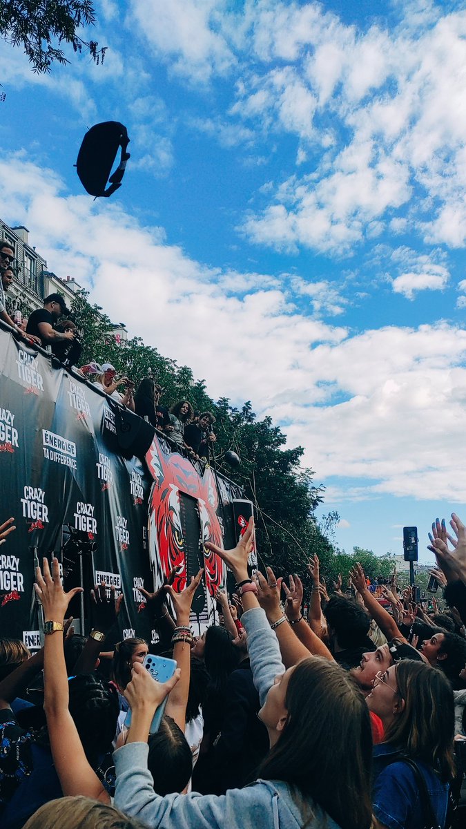 mamzel_la's tweet image. #technoparade2023 #paris #25ans #streetparade #technomusic #technovibes