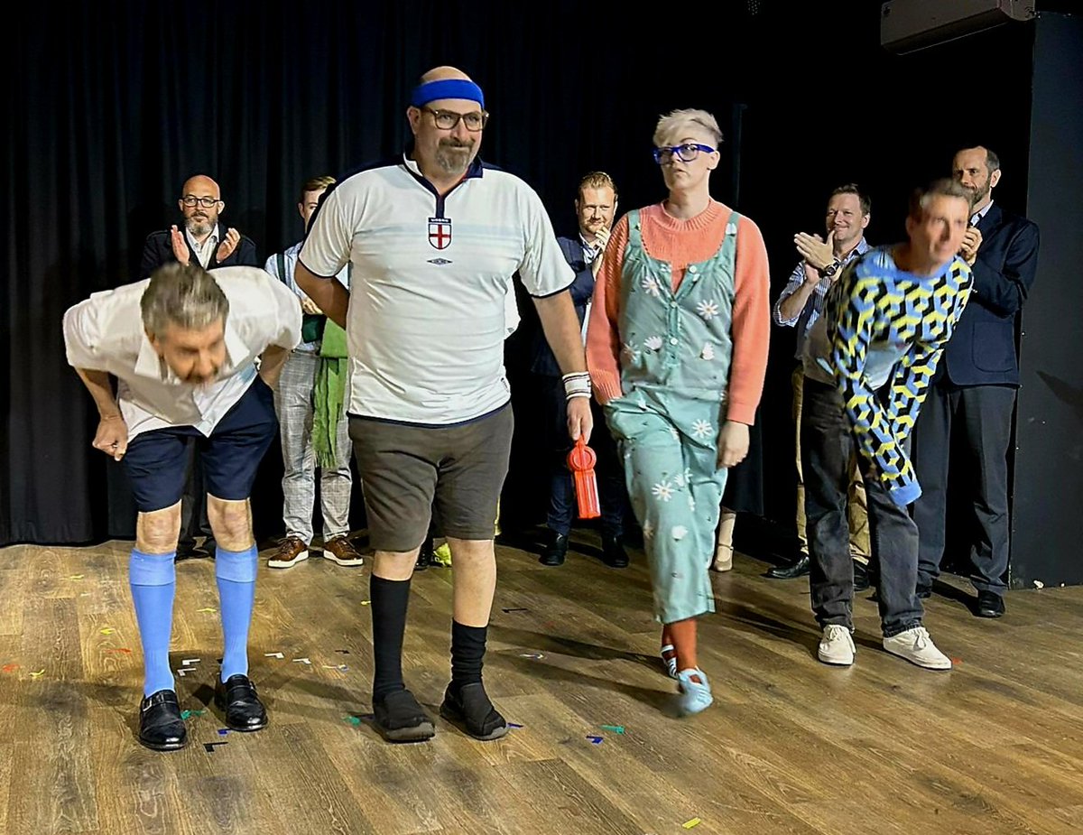 DoorsEarly's tweet photo. Kids never want to bow properly...
#thesandpit
#shortandsweet https://t.co/nVLwOHvSxx