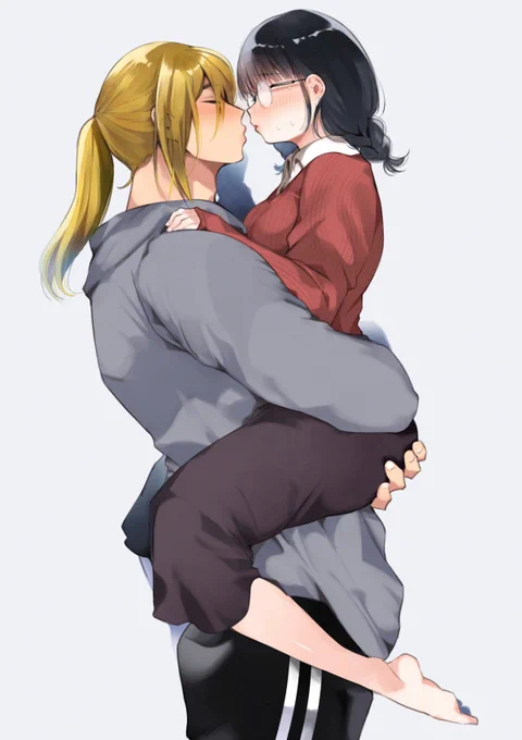 おかえりのキスをする際体格差がありすぎる為いつも抱っこをされるがその体勢が際どい事を気にしつつ受け入れる彼女 