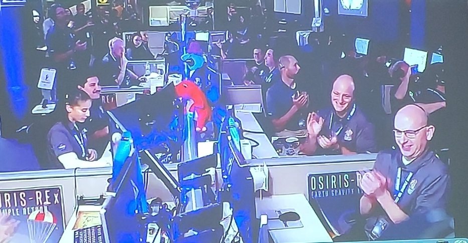 Lockheed Martin's Mission Support Area at the moment of successful sample capsule release for OSIRIS-REx
Exciting moment!
<a href="/LMSpace/">Lockheed Martin Space</a>
@JarednSpace <a href="/elbrokaw/">Emma Brokaw</a> 
#OSIRISREx #LMinSpace