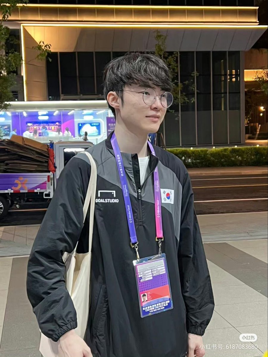 s2FAKER's tweet photo. 들고다니는 가방 안에 책 들어있는 거 다 보인다 ㅋㅋㅋㅋㅋㅋ 독서혁 📖

https://t.co/7bSpTPBodb https://t.co/5YWCtNJw9W