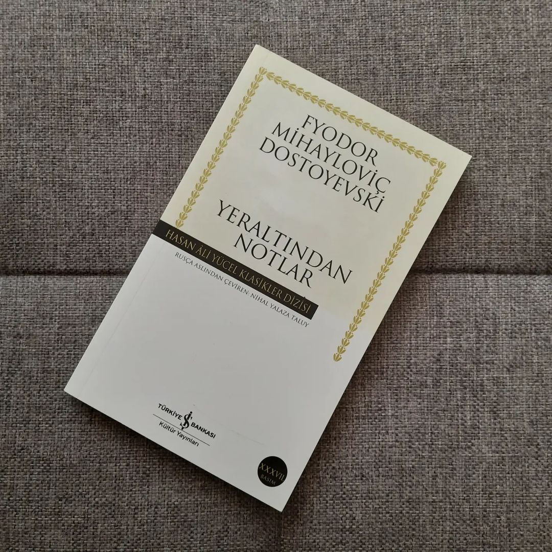 “Etrafınıza şöyle bir göz gezdiriniz! Gerçek hayat denilen şeyin ne olduğunu, nerede olduğunu bilmiyoruz bile! Kitaplarımızı, hayallerimizi elimizden alsalar, öylece ortada kalakalacağız.” #Dostoyevski #YeraltındanNotlar