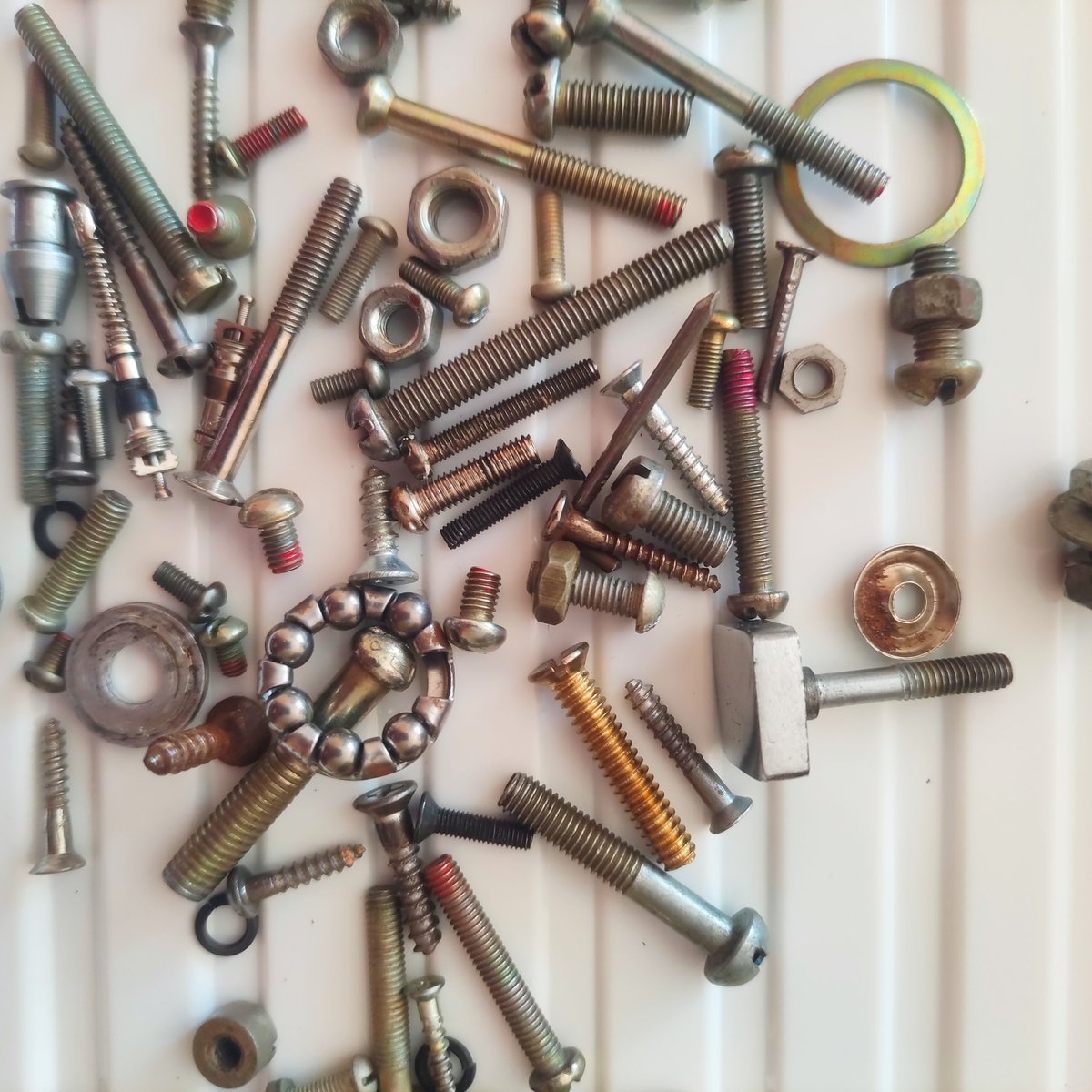 Pēdējā laikā aizvien biežāk sanāk izmantot to kastīti, kurā glabājas "a-ja-nu-kādreiz-noderēs" sīkumi.