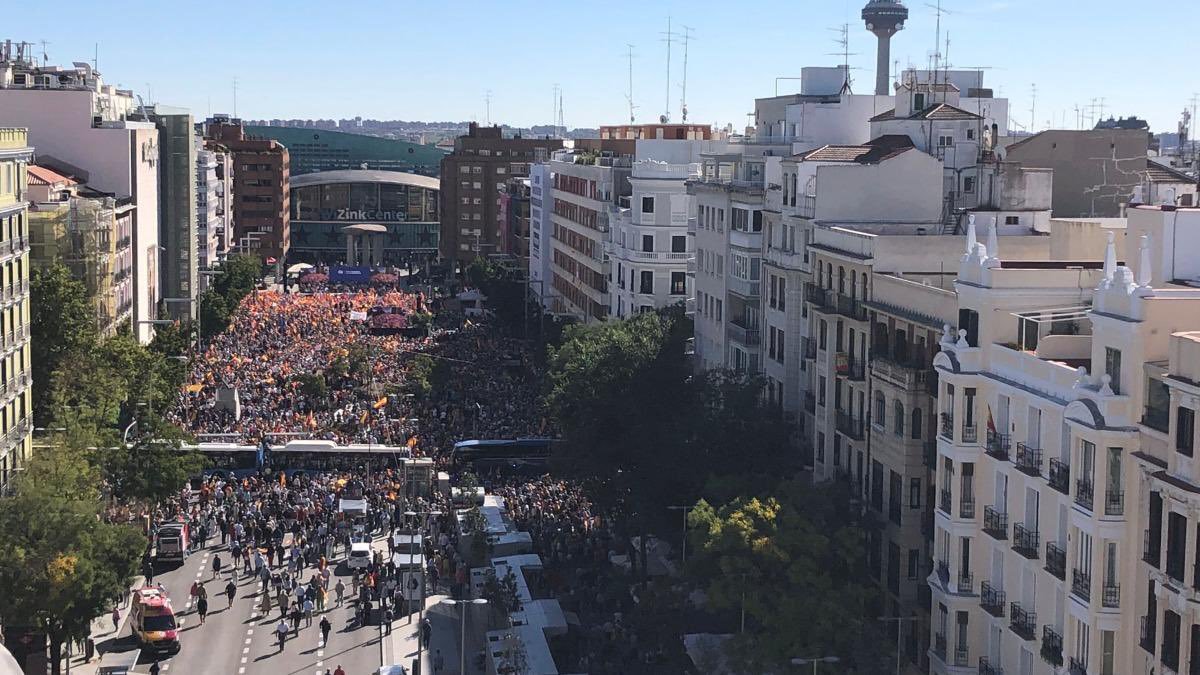 AlanBarrosoA's tweet photo. A una con 30.000 personas la llaman histórica porque es contra el gobierno.

A otra con 670.000 personas la llamaron fracaso porque fue a favor de la sanidad pública.

El PP y los números. https://t.co/9ZxhunlGNw