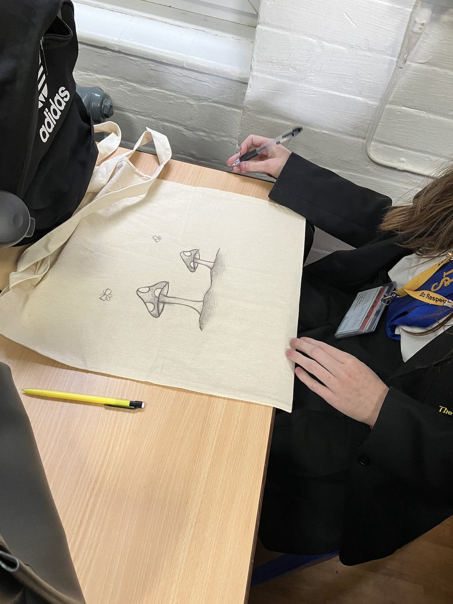 MFLHeys's tweet photo. Crafts clubs Fridays @ExCurricHeys @SchoolHeys https://t.co/OtaoHzcvrW