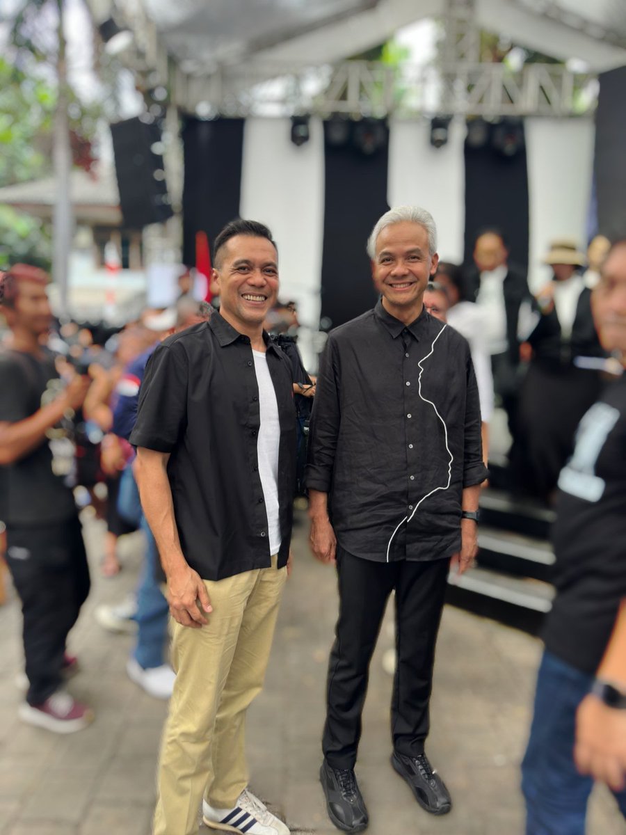 Kenapa harus pilih <a href="/ganjarpranowo/">Ganjar Pranowo</a> ?

5 jawaban yang menurut saya paling mengena akan dapat kaos <a href="/ganjarpranowo/">Ganjar Pranowo</a> 
Jawab sebelum jam 23:00 malam ini ya. 
Mohon di RT juga ya. 
M E R D E K A!