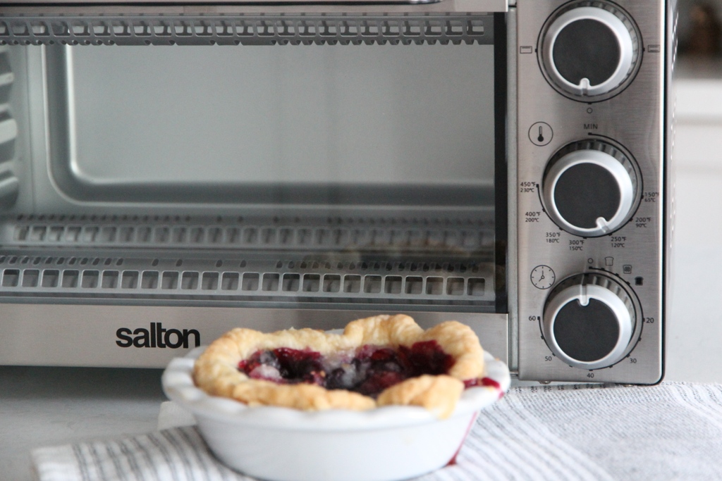 SaltonGroup's tweet image. 🍁🥧 Create your own mini pie paradise this fall with the Salton Toaster Oven. From apple to pumpkin, these little treats are bursting with autumn vibes and are ready in no time. 🌰🔥  #SaltonKitchen #ToasterOven