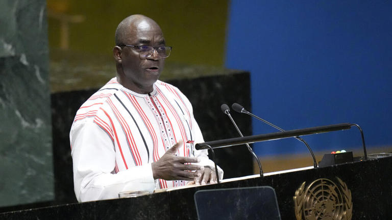 FranklinNYAMSI's tweet photo. LA LECON D'HISTOIRE DU BURKINA FASO AU PRESIDENT FRANCAIS EMMANUEL MACRON
"Secundo, l’Afrique n’aime pas comparer les morts ! C’est un manque d’éducation que de le faire ! Par conséquent, je m’incline respectueusement sur la mémoire de toutes les nationalités ayant perdu la vie en Afrique en générale et au Sahel en particulier. Ainsi, sur les sorties hasardeuse, condescendante et malheureuse du Président de la République Française Emmanuel Macron et qui frisent souvent le ridicule tout se glorifiant d’une hypothétique condescendance sur les peuples africains, je m’impose le devoir de lui faire un petit cours d’histoire sur sa propre histoire.
Voilà pourquoi, les salles de classes sont faites pour que les enfants apprennent les cours et grandissent bien, que de s’adonner à autre chose au risque de se perdre à jamais. Mais pour commencer, je précise qu’aucun peuple africain ne s’est opposé au peuple français : il n’y a pas donc de sentiment antifrançais en Afrique et il y en aura jamais du fait de notre légendaire hospitalité et amour du prochain. Il y a que les peuples africains refusent la condescendance, l’arrogance, l’insolence, la suffisance, le paternalisme, le pillage de ses ressources et le crime organisé.
En effet, pour votre mémoire, Monsieur Emmanuel MACRON :
D’abord, je rappelle l’appel à travers la BBC en Angleterre le 14 juin 1940 lancé par votre propre grand-père le Général De Gaule à l’endroit de l’Afrique pour venir sauver la France des griffes des Nazis. Comme rappel nous avons :
✓ « 17 000 Maliens morts pendant les deux guerres mondiales. Une dette de sang que la France semble avoir occulté », Cf livre de Bakari KAMIAN, Professeur agrégé de l’Université-Sorbonne : « Des tranchées de verdum à l’église Saint-Bernard : 80 000 combattants maliens au secours de la France (1914-1918) et 1939-1945 ». (Editions KARTHALA./ 2001. Extraits : 343- 345) ;
✓ « …Les morts pour la France (Page 343) Tableau 20 : les vétérans en AOF, 1952 et 1959 ;
✓ Page 344, Tableau 21 : Les vétérans soudanais des deux guerres :
- Total des victimes du Mali, du Burkina Faso et du Niger : 82 208 Combattants tombés ;
- Total Général AOF : 154 519 combattants. Cf. Source : Henri LIGER, Rapport de fin de mission en AOF, Dakar, le 13 juillet 1950, Archive du Sénégal, cote 4 D 68 (89) - voir Annexe V.
Ensuite, le 17 novembre 1986, François Mitterrand, président Français d’alors, en réponse au Capitaine Thomas SANKARA disait : « l’Afrique a été pillée. J’ai parlé de matières premières. J’aurais dû parler des hommes ! Pendant des siècles, on vous a exploité humainement : on a volé vos hommes, vos femmes, vos enfants. On s’est servi de vous. Je comprends votre refus, votre révolte, et j’approuve votre combat. Vous avez raison de refuser d’être un Continent sacrifié. Le moment est venu où vous devez vous-mêmes développer vos économies à partir de ses biens et de ses hommes. Et le devoir de ces pays qui ont profité abusivement du travail africain, c’est de restituer à l’Afrique une part de ce qui a été pris au travers des siècles derniers ». Effectivement, l’Afrique a toujours été vachement pillée mais elle reste riche en Hommes, en valeur et en richesses minières. Pour preuves :
Parlant de ces Ressources minières, l’Afrique c’est :
- 30 % des réserves minérales mondiales ;
- 40 % des réserves d’Or ;
- 33 % des réserves de diamants ;
- 80 % des réserves de coltan (téléphones) ;
- 60 % des réserves de Cobalt (batteries) ;
- 55 % des réserves en Uranium etc.
C’est pour la défense ferme de cette Afrique que la jeunesse africaine est plus que jamais débout.
Monsieur MACRON, avez-vous encore besoin d’un peu d’histoire pour vous remémorer ?
Enfin, bien avant cette sortie regrettable et donc malheureuse du Président français Emmanuel Macron, il s’était attaqué comme tant d’autres de ses compatriotes politiciens à la maternité africaine et là aussi, je tiens à lui rappeler que :
- l’Allemagne compte 83 millions d’habitants environs sur une superficie de 347 000 Km2 face au Congo qui a 95 millions d’habitants sur une superficie de 2 345 000 Km2 ;
- la Belgique compte 11 millions d’habitants sur une superficie de 30 000 Km2 face au Gabon qui a 2,5 millions d’habitants sur 267 000 Km2 ;
- la France compte environ 68 millions d’habitants sur 672 329 Km2 face à la Namibie qui compte 2,5 millions d’habitants sur 825 000 Km2.
C’est fort de tout ce qui précède que Aimé Césaire (Paix à son âme) disait : « l’Afrique est le seul continent au monde où les populations chantent, dansent et applaudissent pour ceux qui les appauvrissent, les affament et les torturent. Le malheur de l’Afrique c’est d’avoir rencontré la France » !"
Extrait du Discours du 23 septembre 2023 devant l'ONU du Ministre d'Etat burkinabé Bassolma BAZIE