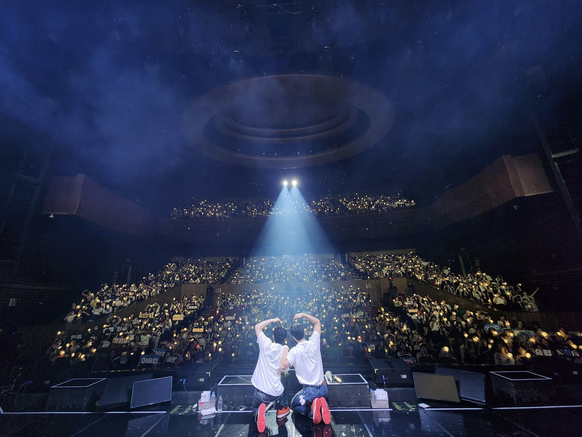 NFlyingofficial's tweet photo. 2023 SEUNG HYUB &amp; HWE SEUNG of N.Flying LIVE 'FOREST OF 2RAVELERS' IN SEOUL - DAY 2

마지막 여정까지 함께해 주셔서 고맙습니다💚
N.Fia 덕분에 N.Flying의 숲은 언제나 푸르를 거예요🌿 
-1대 숲 해설가 승협&amp;회승-

#NFlying #엔플라잉 #FOREST_OF_2RAVELERS #FO2 https://t.co/yedGqxnEzo