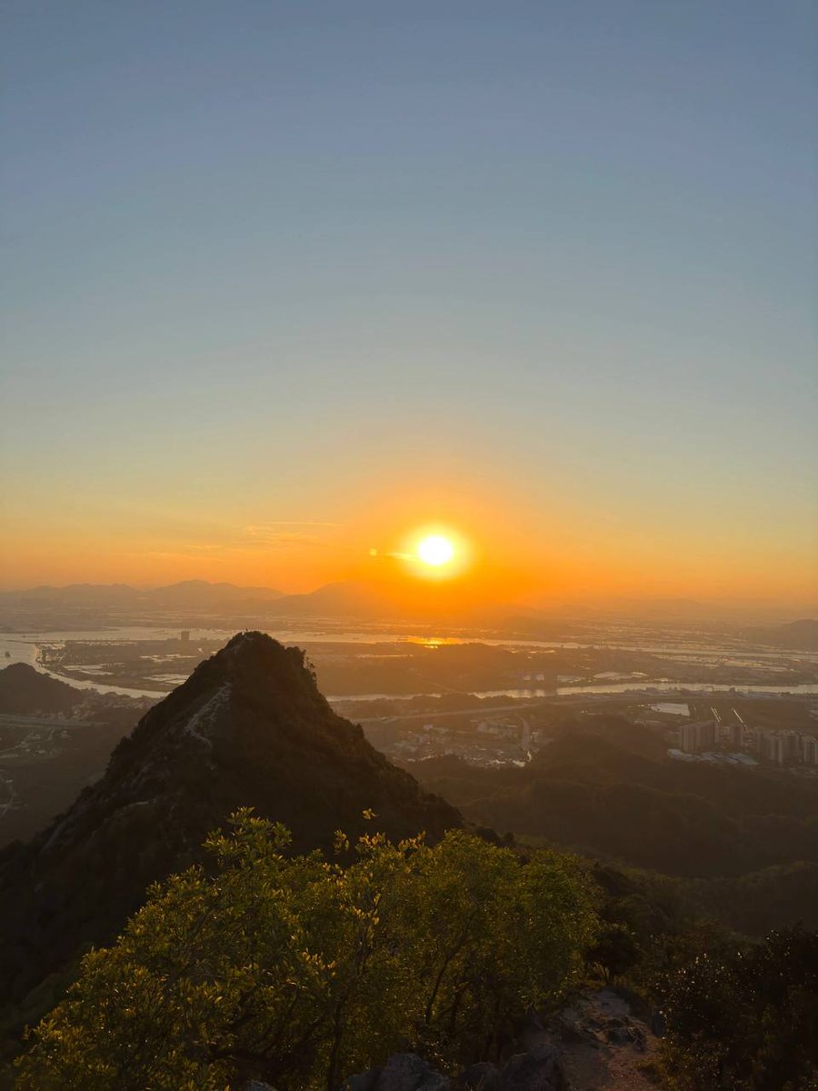 Hortewani's tweet photo. #sunrise Sunrise is the beginning of a new day, with hope and possibility. https://t.co/iAM2QBf8j8
