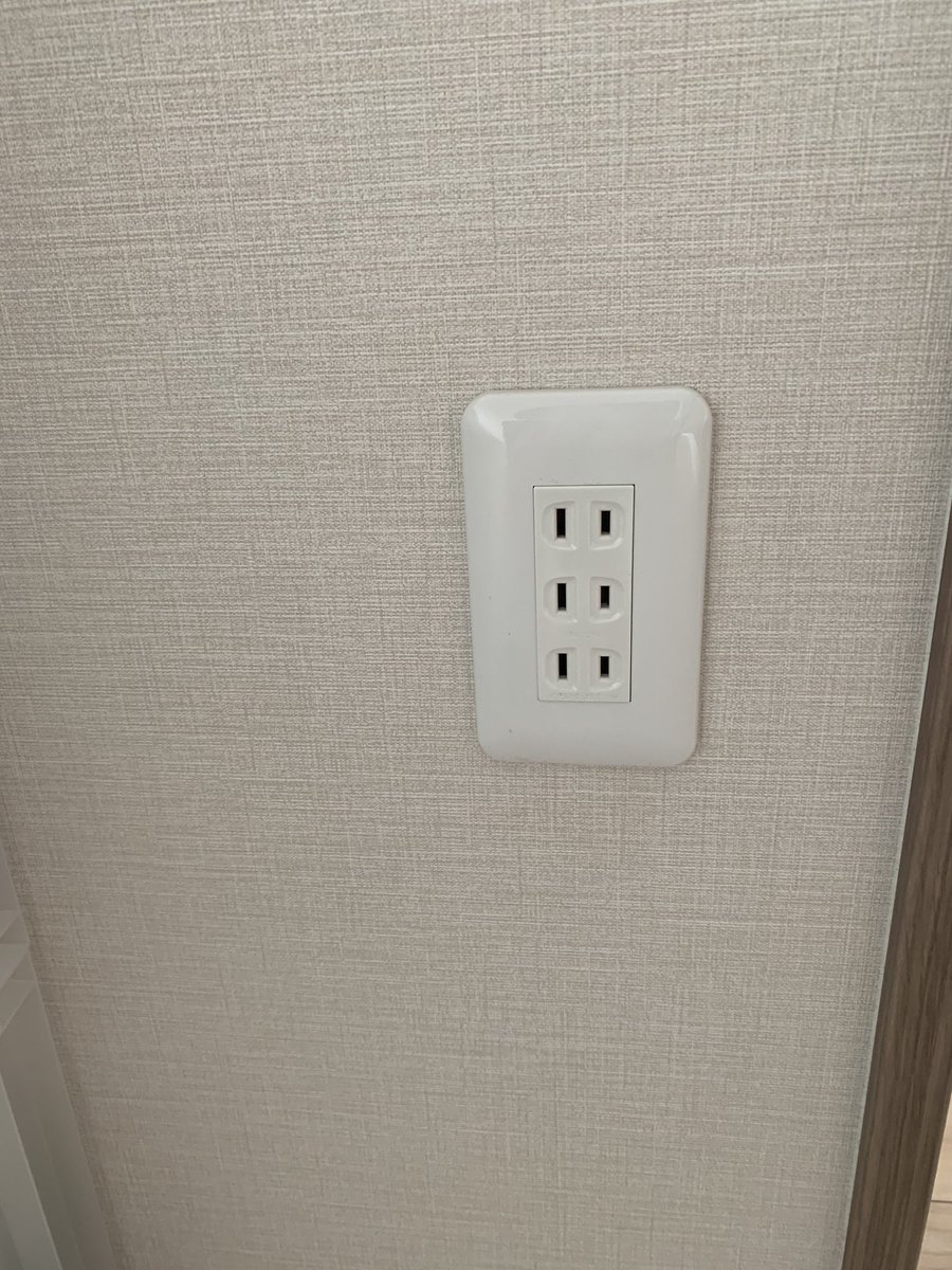 homenewmama's tweet photo. 前居住者様が何故かガムテ的なモノを貼っていたコンセント🔌
ベンジンで磨きました✨
#コンセント #大掃除 #ピカピカは正義 https://t.co/YiyngWKg9Z