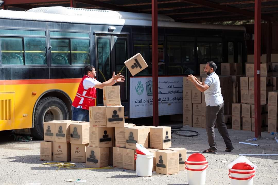 LibyaRC's tweet photo. تم تنفيذ توزيع المساعدات الإنسانية بالتعاون مع @ICRC_lby في مدينة #البيضاء، حيث قام مكتب الإغاثة بتوزيع حصص غذائية على الأشخاص النازحين والمتضررين بالميدنة https://t.co/Fk9vrg5KZk