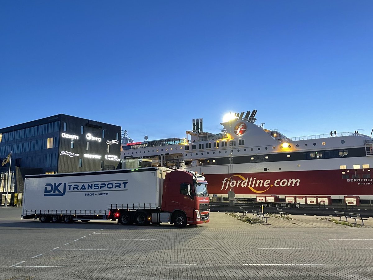 Botenwagen's tweet photo. Fenders geleverd in Rotterdam | Defender mee naar Friesland | Noorwegen in | Onder Noordzee door #transport #volvotrucks #volvotrucksnl #volvotrucksmoment #fjordline #ryfylketunnel #ryfylketunnelen #Rogaland #noorwegen #norway #norwegen #stavanger https://t.co/Itj5q5vLsp