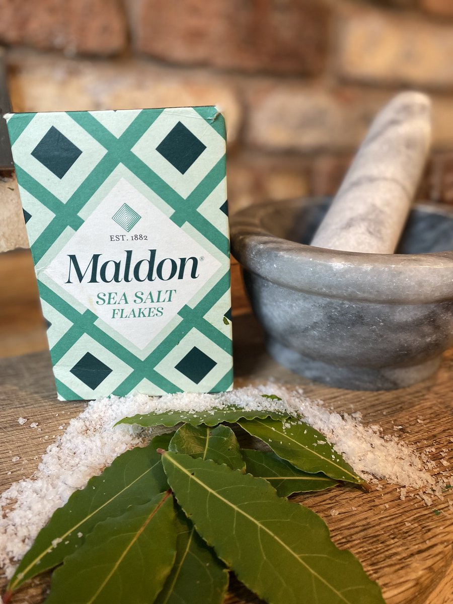 Donshu45's tweet photo. First cooking job of the day done ✅ 

Bay leaf 🍃 salt ready for the roast potatoes &amp; there’s only one salt you can use @maldonsalt master salt makers since 1882 ! 

#SundayRoast #Cooking #Food #Foodporn #SundayFunday #sundayvibes #Foodie #foodblogger #Uk https://t.co/QL65lDH2ux