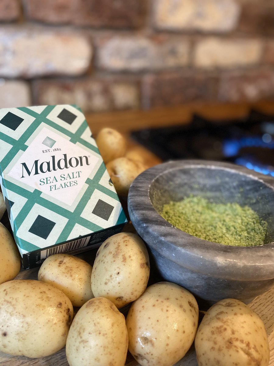 Donshu45's tweet photo. First cooking job of the day done ✅ 

Bay leaf 🍃 salt ready for the roast potatoes &amp; there’s only one salt you can use @maldonsalt master salt makers since 1882 ! 

#SundayRoast #Cooking #Food #Foodporn #SundayFunday #sundayvibes #Foodie #foodblogger #Uk https://t.co/QL65lDH2ux
