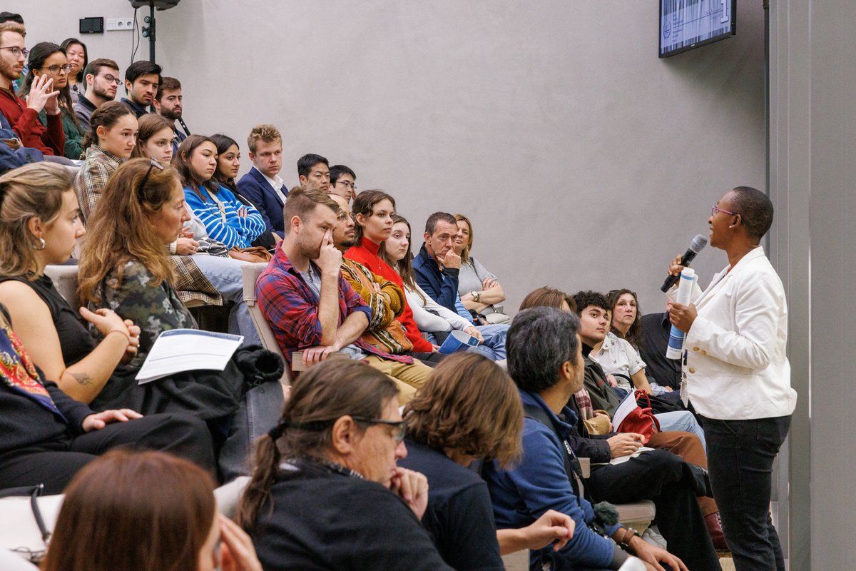 CourPenaleInt's tweet photo. Des visiteurs posent des questions lors d'une séance de questions-réponses aujourd'hui dans la galerie publique de la #CPI donnant sur la salle d'audience.
#JustPeace #OpenDay
#JustPeaceMonth https://t.co/6cNQF9pHHl