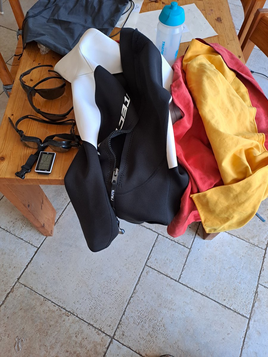 Bij het opruimen van het terrein van de Triathlon Zwolle is het één en ander gevonden: twee fietsbrillen, twee handdoeken , een zwembril, een wetsuit, een fietscomputer, een tasje en een drinkbus.