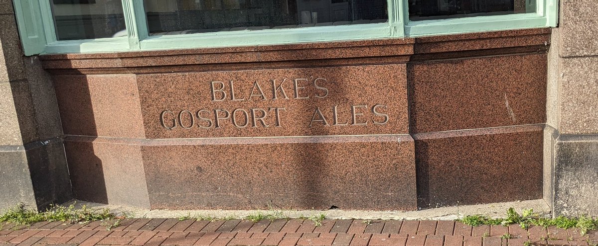 Always good to see these reminders of old  #Breweries 
#Gosport & #Portsmouth
#Blakes and #Jewell&sons #Brewers
#caskales #ale #aletrail
#brewery  #cask #camra