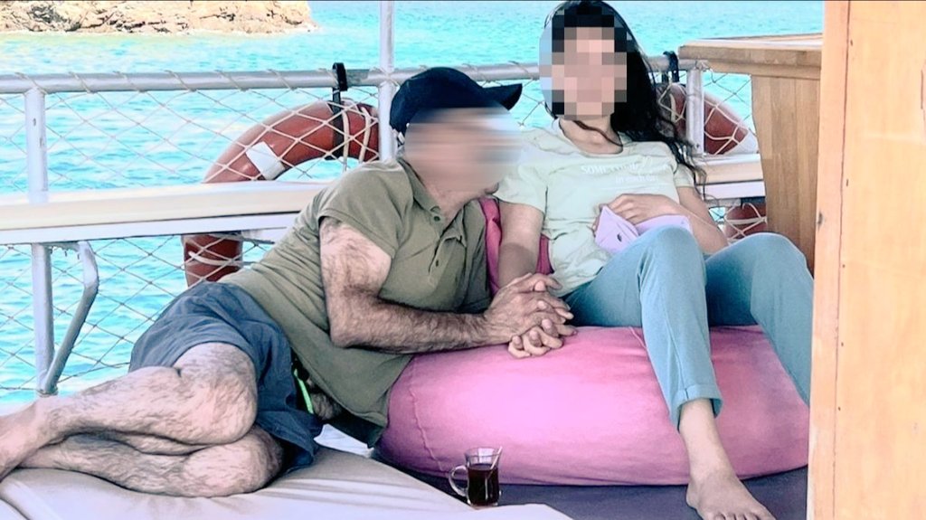Okul müdürü engelli kız öğrencisini tekne turuna götürüp taciz ederken, turistler görüntülerini çekip polise vermiş. Mahkeme müdüre 15 yıl ceza kesmiş. Umut veren bu karara şükür🙏
Tekne kaptanı, personeli bu rezilliğe üç maymunu oynarken turistlerin şikayetçi olması çok acı❗️