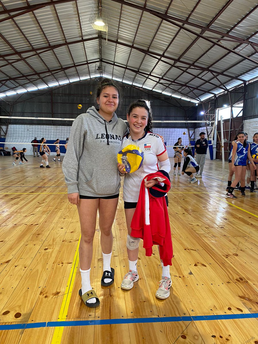 OCRancaguaChile's tweet photo. Selección Chilena U17 en Rancagua.
Rumbo al Sudamericano.
Un lindo día de Voley pudimos disfrutar junto a Chile U17, OC Rancagua, IMV Puente Alto y el Club Dragons de Machali.
@asvorachile 
@fevochi_oficial https://t.co/mZ9zMmgj2f