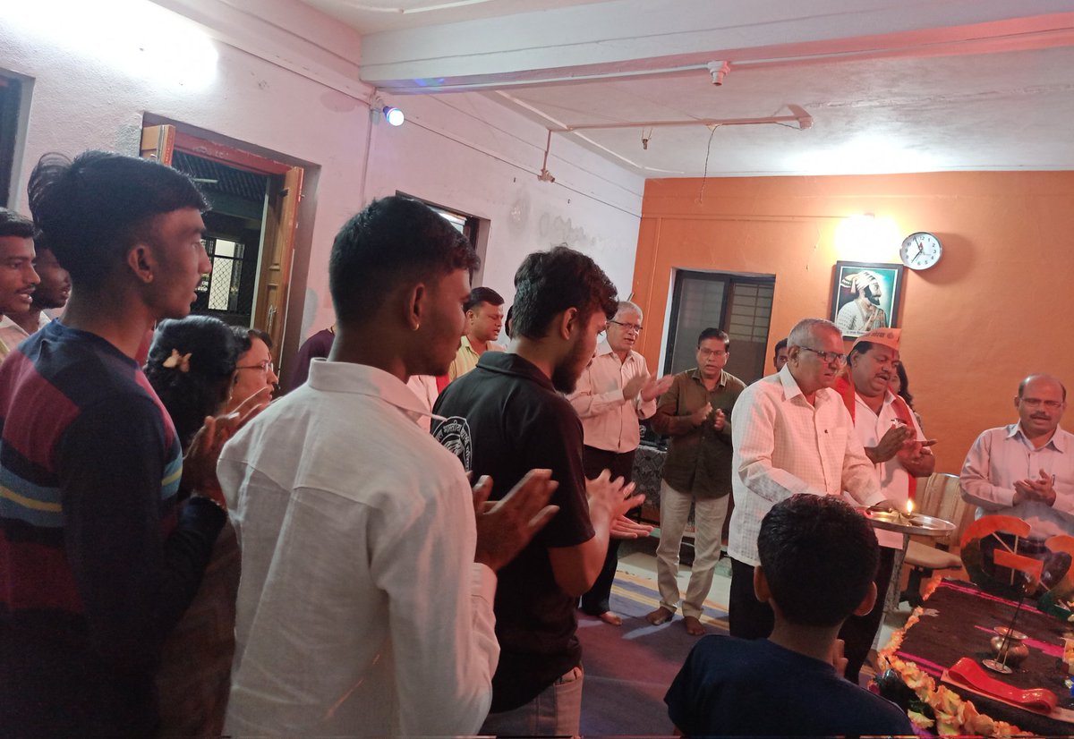 abvp_dhule's tweet photo. आज अभाविप धुळे जिल्हा कार्यालयात गणपतीच्या आरती निमित्त श्री गजेंद्र अंपळकर (भाजपा धुळे महानगर जिल्हाध्यक्ष) श्री आकाश परदेशी (भाजयुमो धुळे महानगर जिल्हाध्यक्ष) श्री पंकज धात्रक (भाजयुमो जिल्हा सरचिटणीस) प्रा.डॉ.हेमंत जोशी व सोबत धुळे शहरातील कार्यकर्ते उपस्थित होते.. https://t.co/9V0okpdtkj