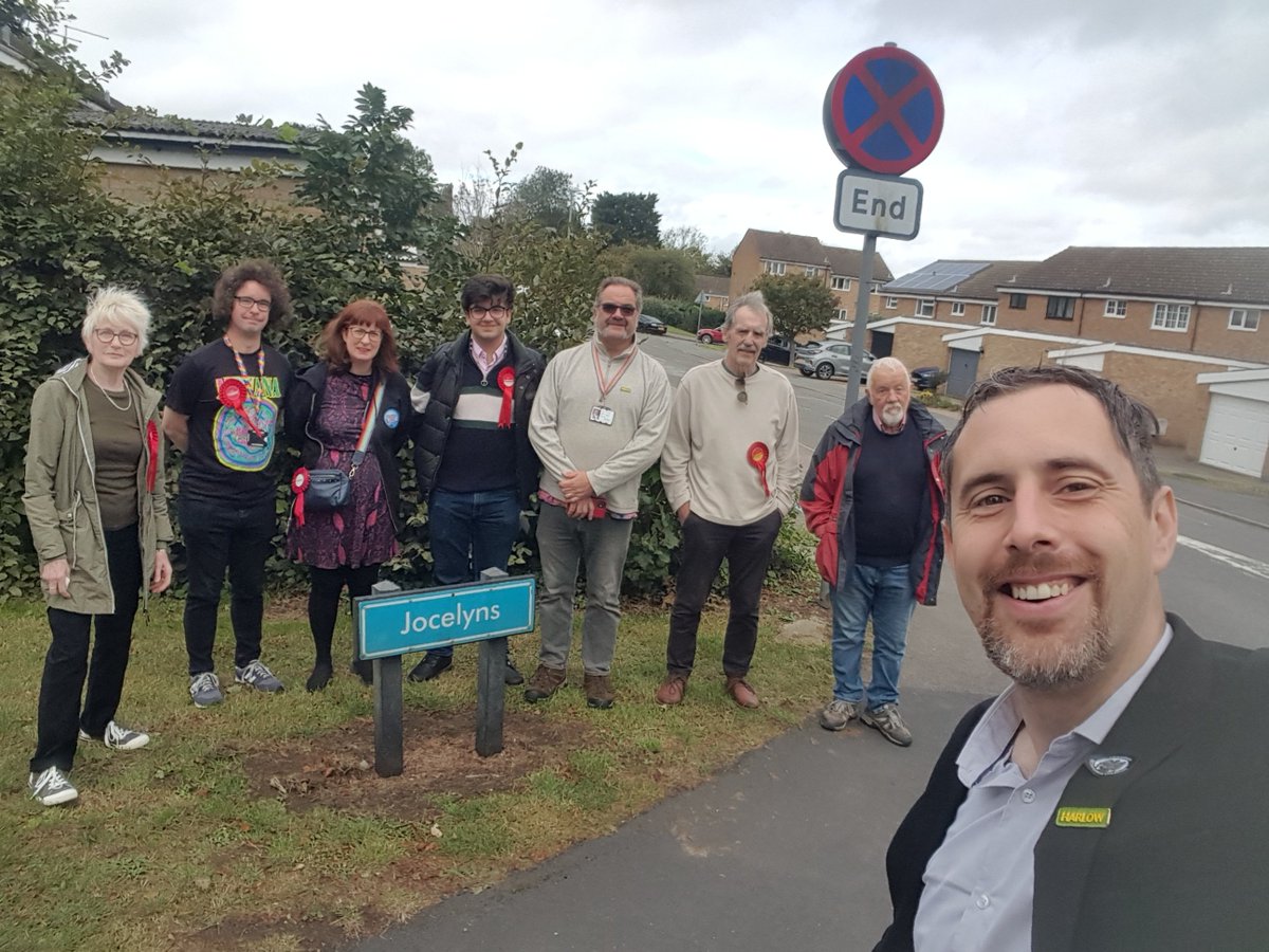 Another brilliant @harlowlabour team out this morning listening to residents in Old Harlow. @essexlabour #labourdoorstep 
@AlexJKyriacou @kaymorrison1 @jodidunne10 @CaraSheridanA @JamesGriggs512