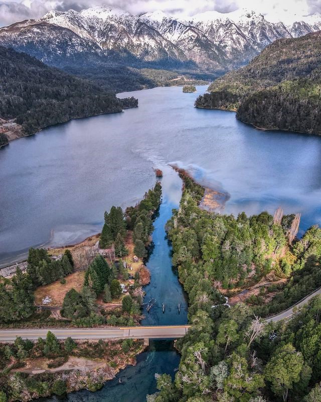 soymariche's tweet photo. Paisajeamos? Claro! #RioRucaMalen y #LagoCorrentoso, panorámico #CaminoDeLos7Lagos, una de la rutas neuquinas más lindas para pasear. #Cotyleon chapeau! Patagonia Argentina con visitas. #BuenDomingo twitter! Anoten!✍🏼#YoLesAvisé 😉 https://t.co/4rq36Lf4UG