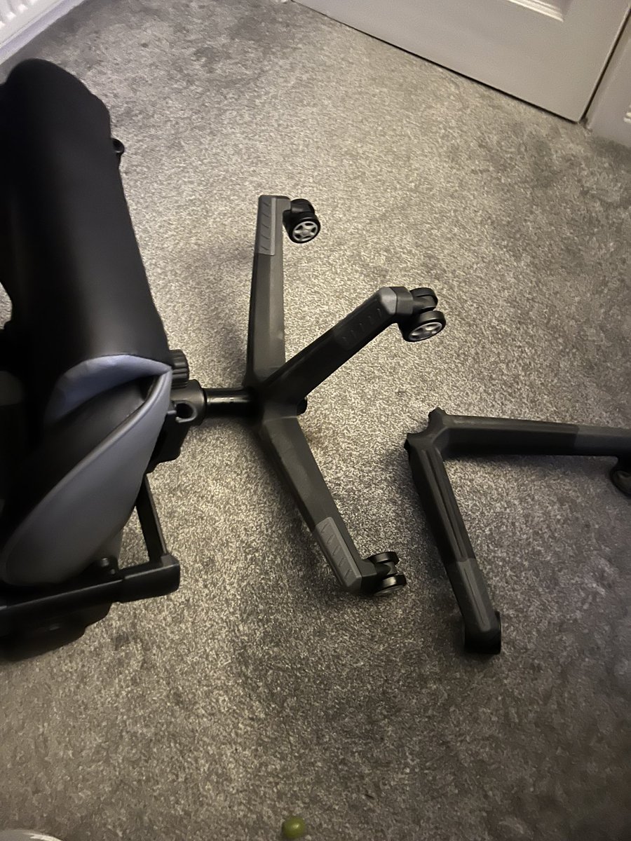 Hendo4Gaming's tweet photo. Careful lying back in chairs guys, near death experience I swear https://t.co/kfNvTGu4Ff