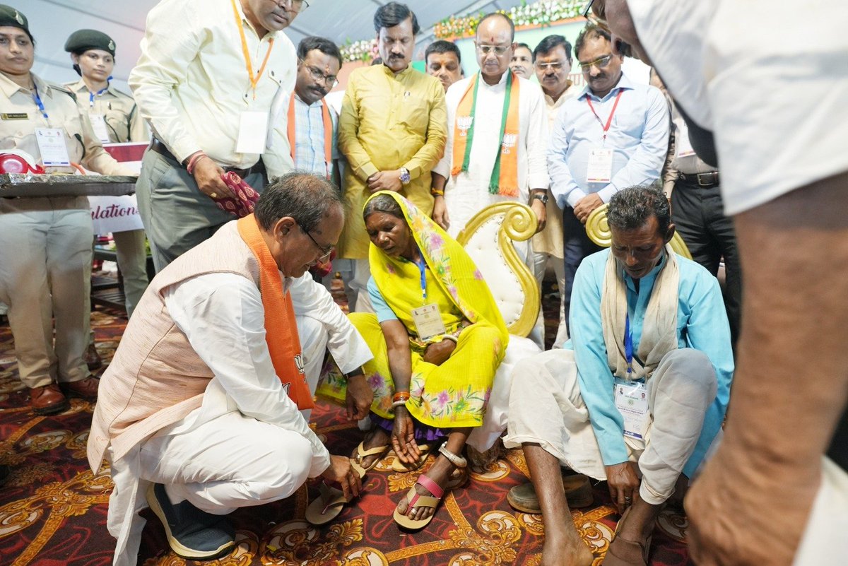 पूरा मध्‍यप्रदेश ही भैया शिवराज का परिवार है। इस परिवार का हिस्‍सा हैं मध्‍यप्रदेश के हजारों बुजुर्ग जिन्‍हें "मुख्यमंत्री तीर्थ दर्शन योजना" के अंतर्गत हवाई जहाज से भी तीर्थ यात्रा करवाई जा रही है।  <a href="/ChouhanShivraj/">Shivraj Singh Chouhan</a> #शिवराज_का_परिवार
